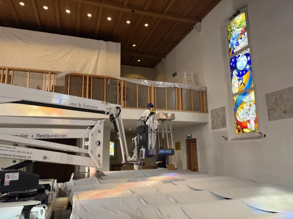 St. Verena erstrahlt in neuem Glanz: Umfassende Reinigung der Kirchenwände