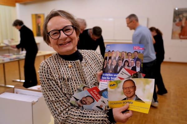 Wenn der SVP Kandidat den Wahlkampf-Flyer der SP verpackt