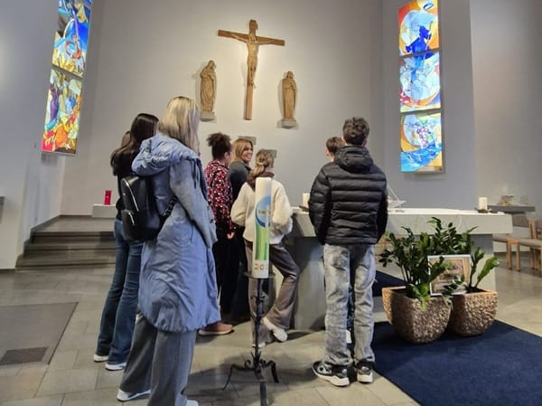 Glaube hautnah erleben: Stäfner Ministranten entdecken ihre Kirche neu