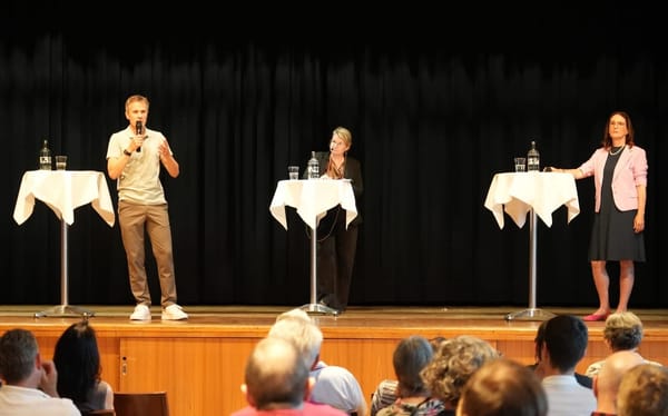 Gemeindepräsidium:  Streitgespräch im vollen Rössli