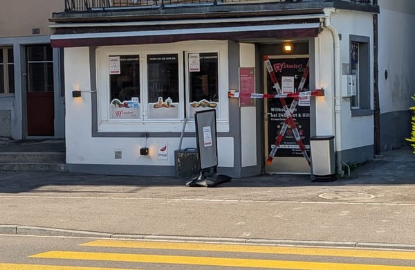 Polizei-Absperrband am 24-Stunden-Shop an der Seestrasse