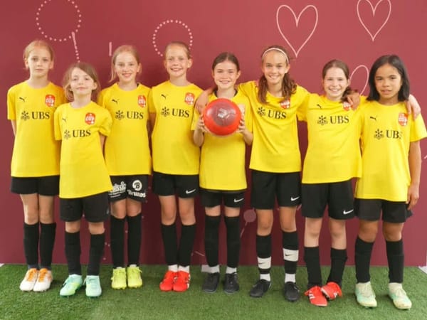 Die Schulfussballerinnen vom Hasenacker sind Schweizer Meisterinnen