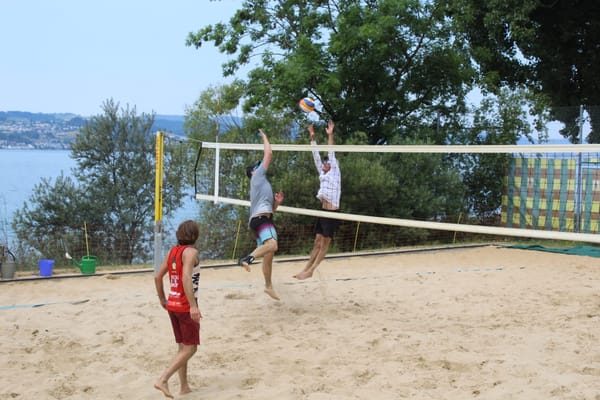 Beachvolleyball-Action am See: Der VBC Stäfa trotzt der Hitze in der Seebadi Lattenberg