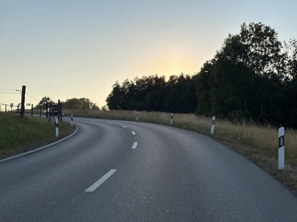 Velofahrer in Oetwil am See verletzt – Lieferwagenlenker flüchtet