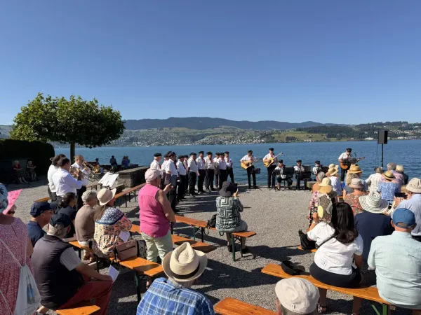 Sommergottesdienst lockt viele Menschen an die Ötiker Haab