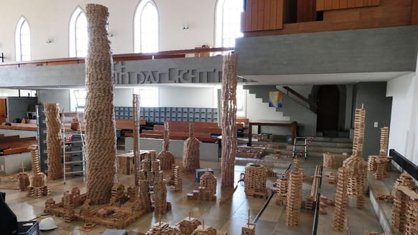 Ein Turm höher als die Empore – und heute Sonntag stürzt er ein