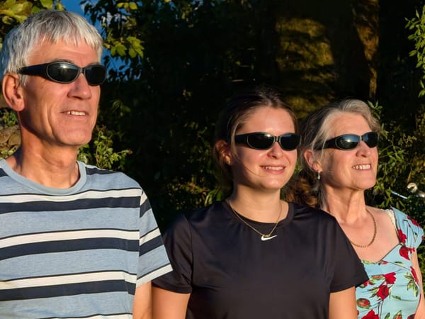 Magischer Abend: Die Sonne verwandelt sich in eine Sichel