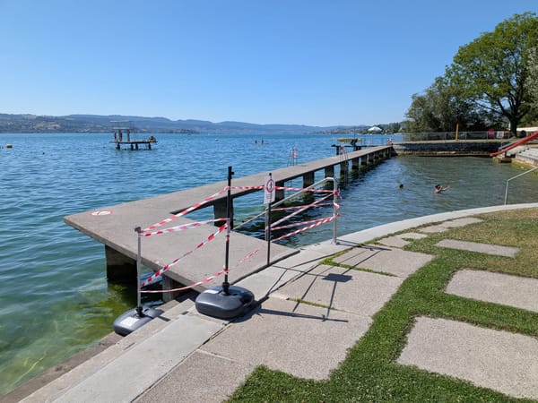 Tiefer Zürichsee: Stäfa sperrt Steg im Seebad Lattenberg