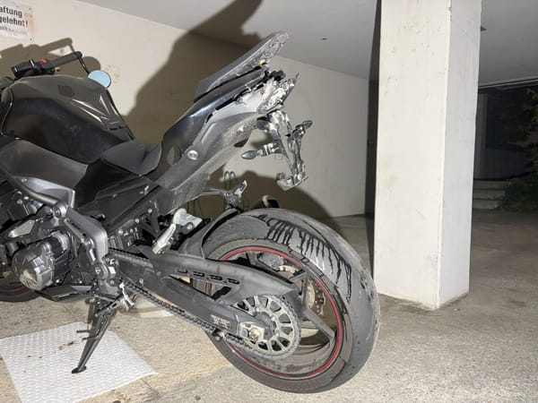 Sturz beim Fahren auf dem Hinterrad – Motorrad schlittert 60 Meter
