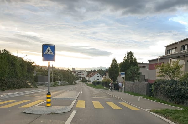 Alkoholisiert am Steuer: Autofahrer erfasst Fussgängerin in Hombrechtikon