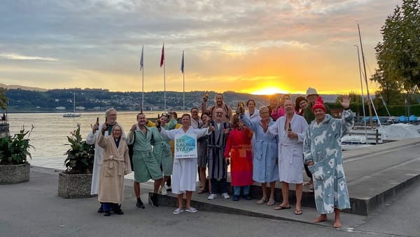 Bademantel-Umzug durch Stäfa: Die Seesauna startet in ihre siebte Saison